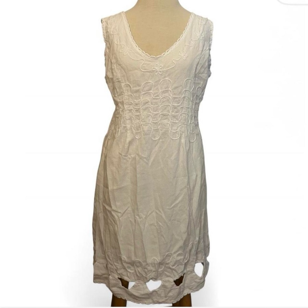 Elegant White Sleeveless Dress